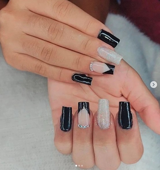 unhas stiletto pretas foscas com detalhes dourados
