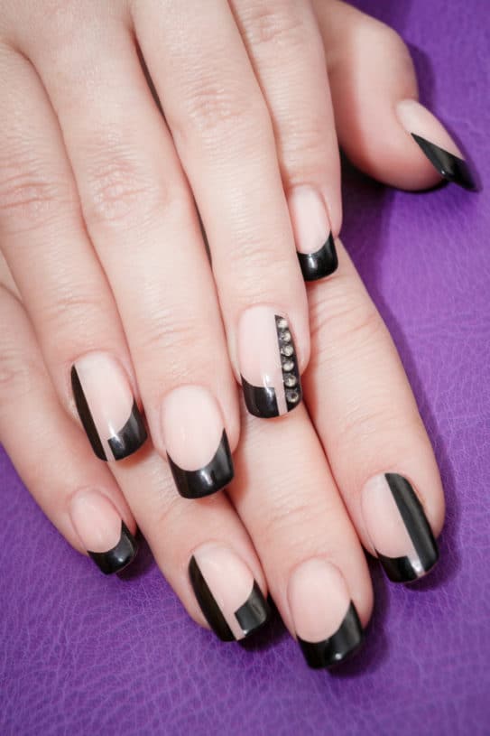 unhas escuras em gel ou esmalte comum