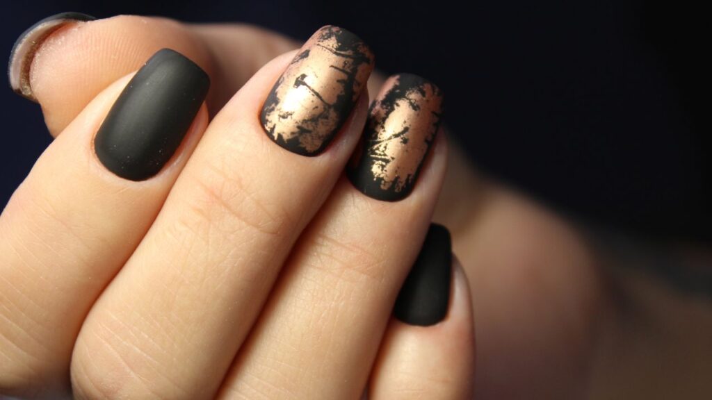 preço de unhas escuras decoradas em salão