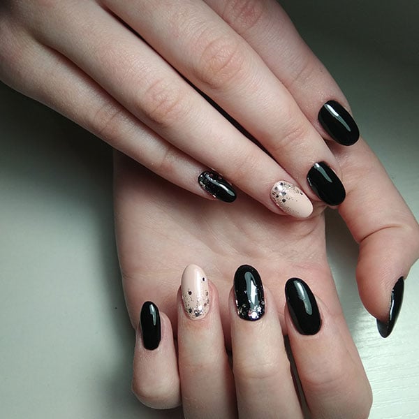 unhas escuras em gel ou esmalte comum