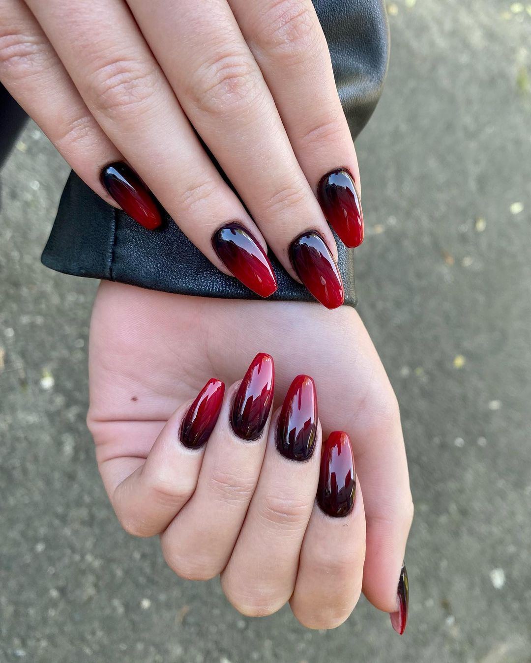 unhas stiletto pretas foscas com detalhes dourados