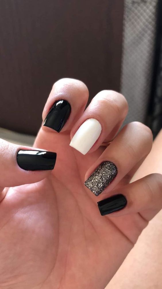 unhas escuras em gel ou esmalte comum