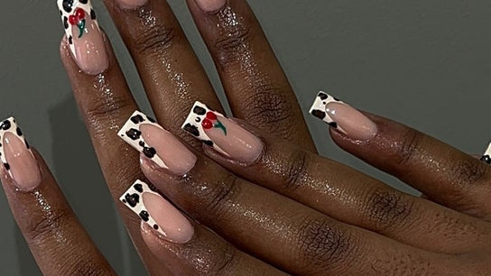 Francesinha com Brilho: Elegância e Glamour para Suas Unhas