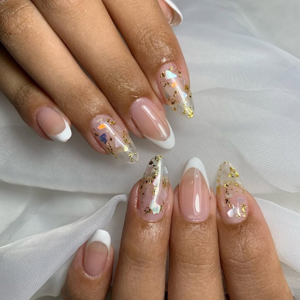 unhas francesinhas decoradas com dourado
