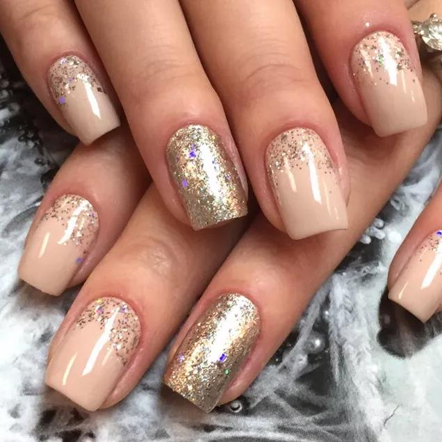 unhas francesinhas decoradas com dourado