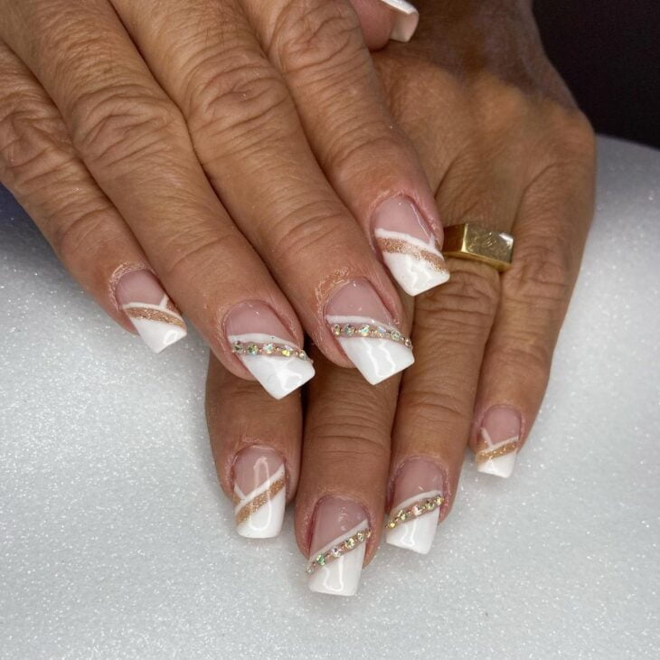 unhas francesinhas decoradas com dourado