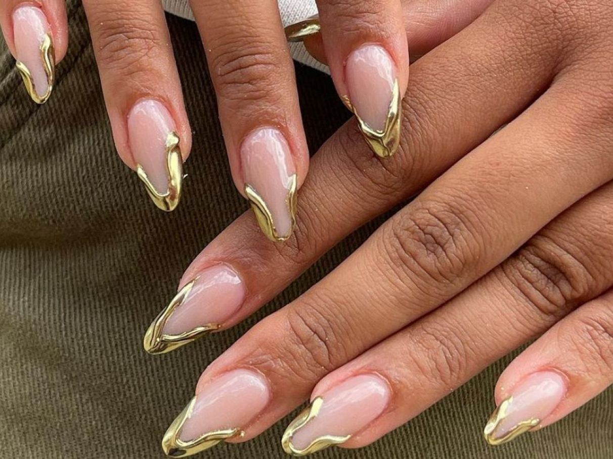 Pó Cromado Dourado: Como Conquistar o Efeito Ouro Líquido nas Unhas