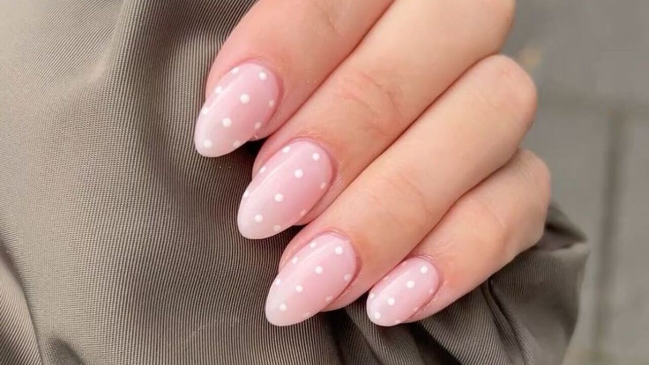 Do Básico ao Sofisticado: Texturas e Detalhes Pontuais em Nail Art Minimalista