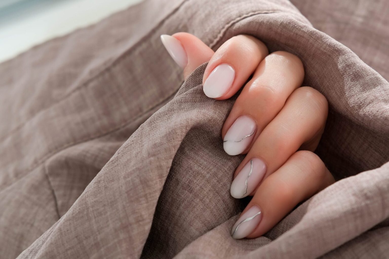 Guia Completo: Como Adotar a Clean Girl Aesthetic nas Suas Unhas