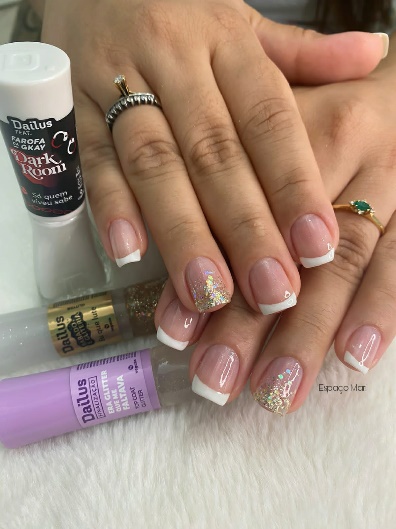 Esmaltação Perfeita: Dicas para Unhas Duradouras e com Brilho de Salão