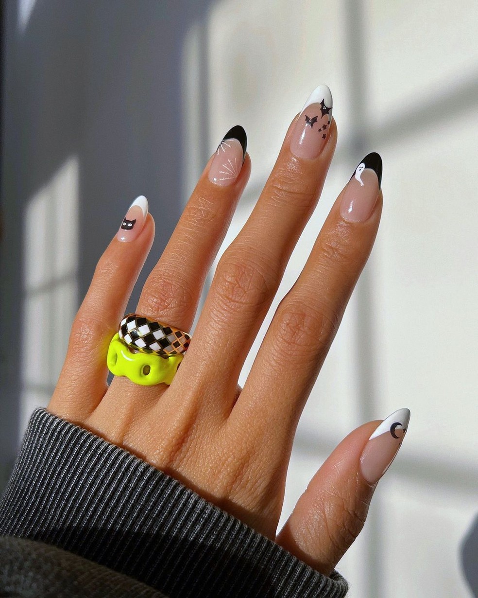 5 Ideias de Nail Art para o Halloween que Você Precisa Testar
Como Fazer Unhas de Halloween em Casa: Guia Completo
As Melhores Cores de Esmalte para o Halloween de 2024
Unhas Postiças vs. Adesivos: Qual a Melhor Opção para o Halloween?
Tendências de Unhas para o Halloween: Do Minimalista ao Ousado
