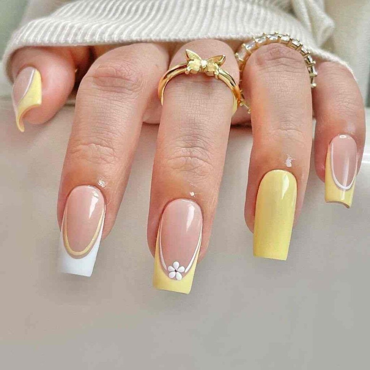 Unhas Postiças Autocolantes vs. Para Colar: Qual a Melhor Opção?