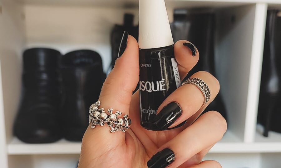 manchas escuras nas unhas