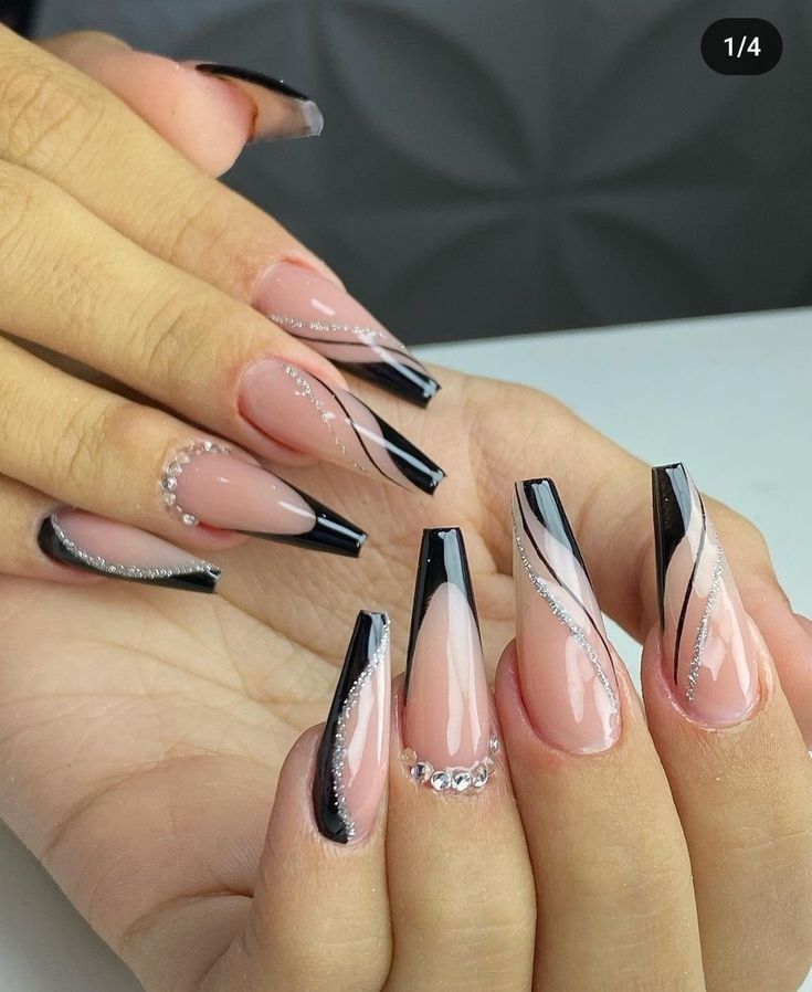 unhas pretas minimalistas