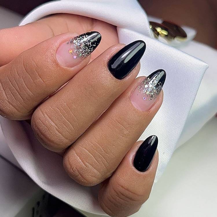 unhas pretas com glitter