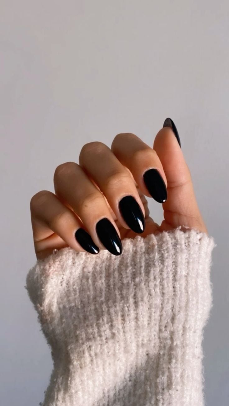 unhas pretas geométricas