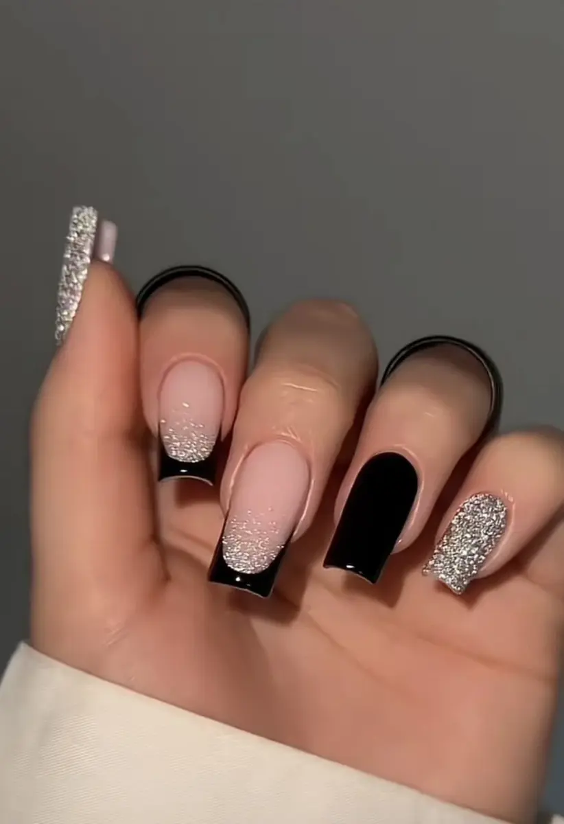Unhas pretas decoradas com glitter
