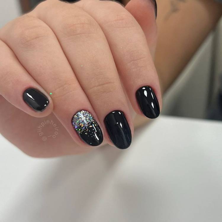 Unhas pretas decoradas com poá
