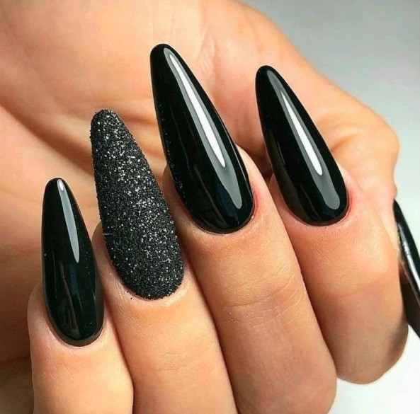 Unhas pretas decoradas com acabamento natural