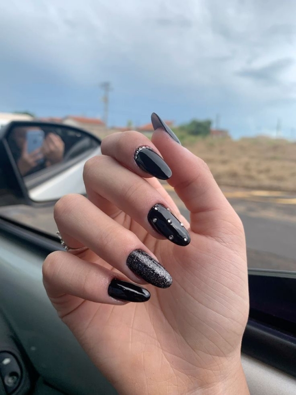 Unhas pretas decoradas com desenho de coração