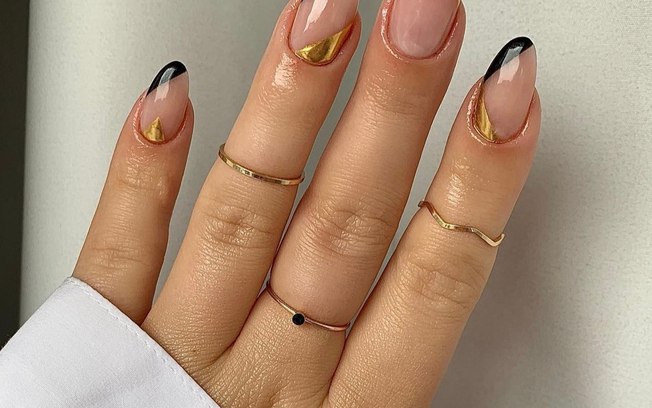 Unhas pretas decoradas com folha de ouro