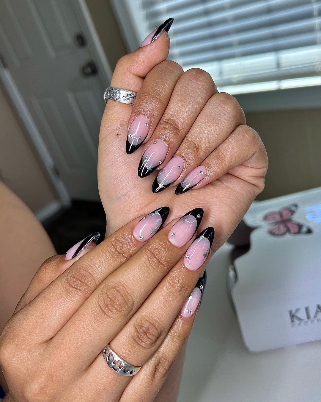 Unhas pretas com pedrarias