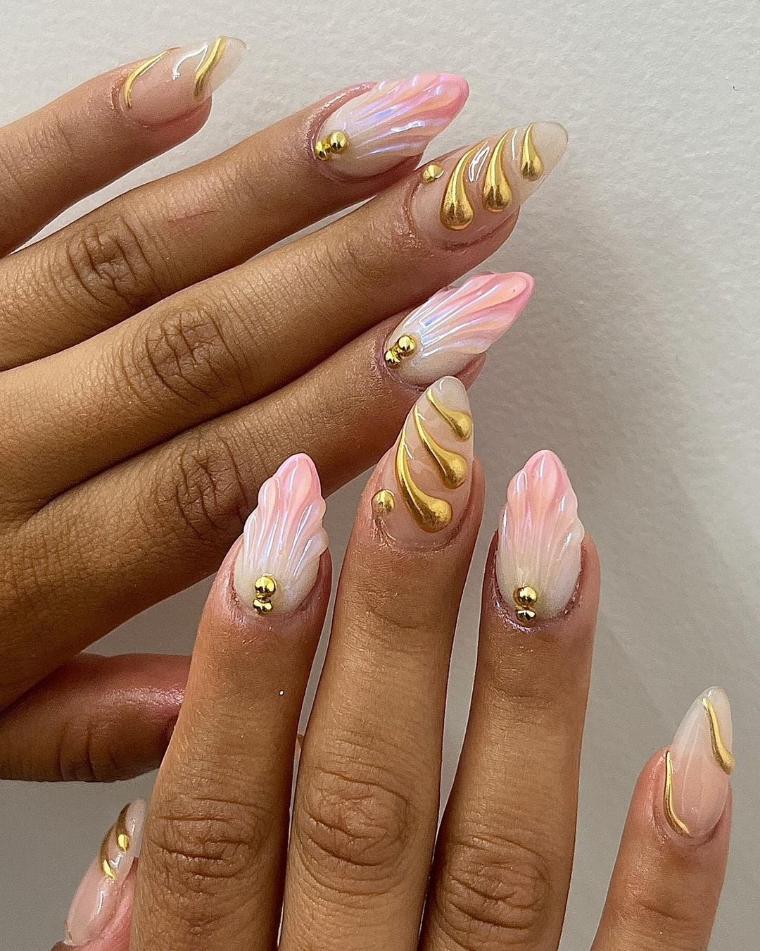 Francesinha Dourada em Unhas Rosas: Elegância para Todas as Ocasiões