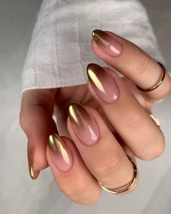Unhas Minimalistas com Folha de Ouro: Sofisticação e Simplicidade