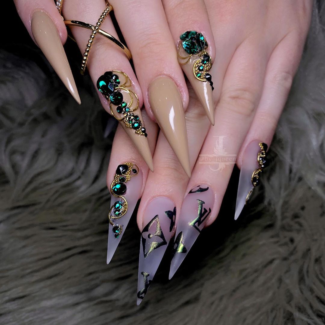 unhas stiletto decoradas