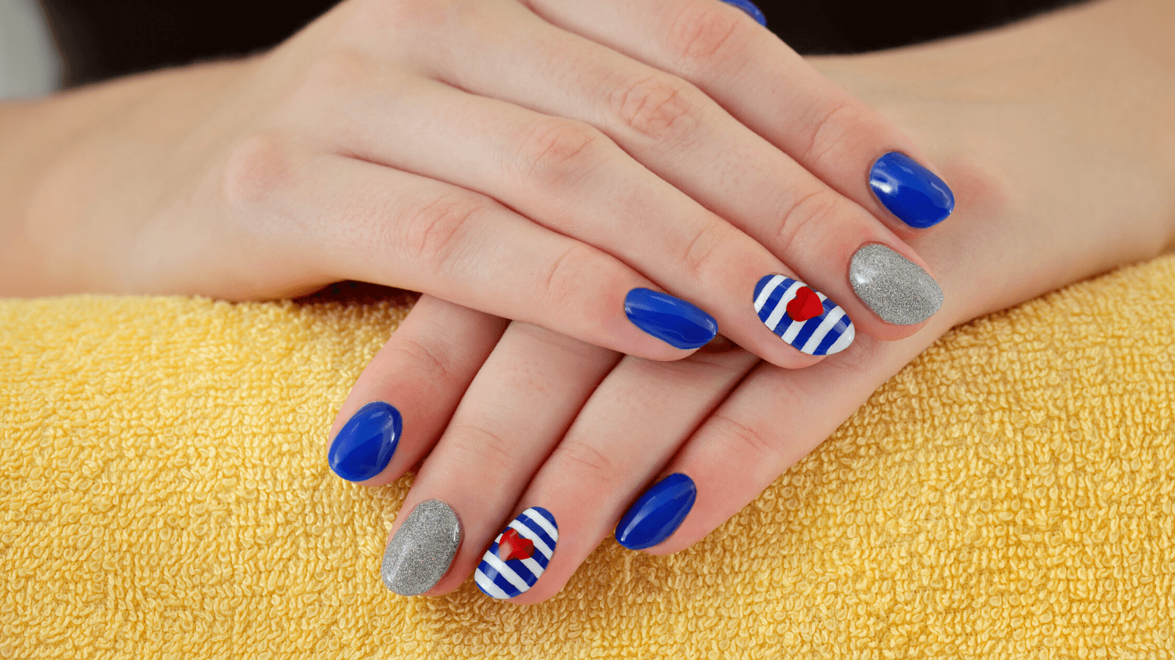 Verão sem Desbotamento: Dicas para Manter Suas Unhas Impecáveis na Praia