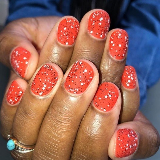 Unhas Vermelhas na História: Da Nobreza Egípcia à Moda Atual