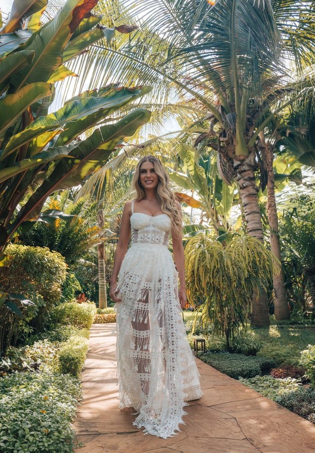 vestido de noiva para casamento na praia com fenda