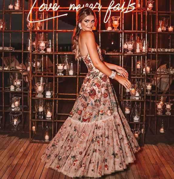 10 modelos de vestido de festa para baixinhas que alongam a silhueta