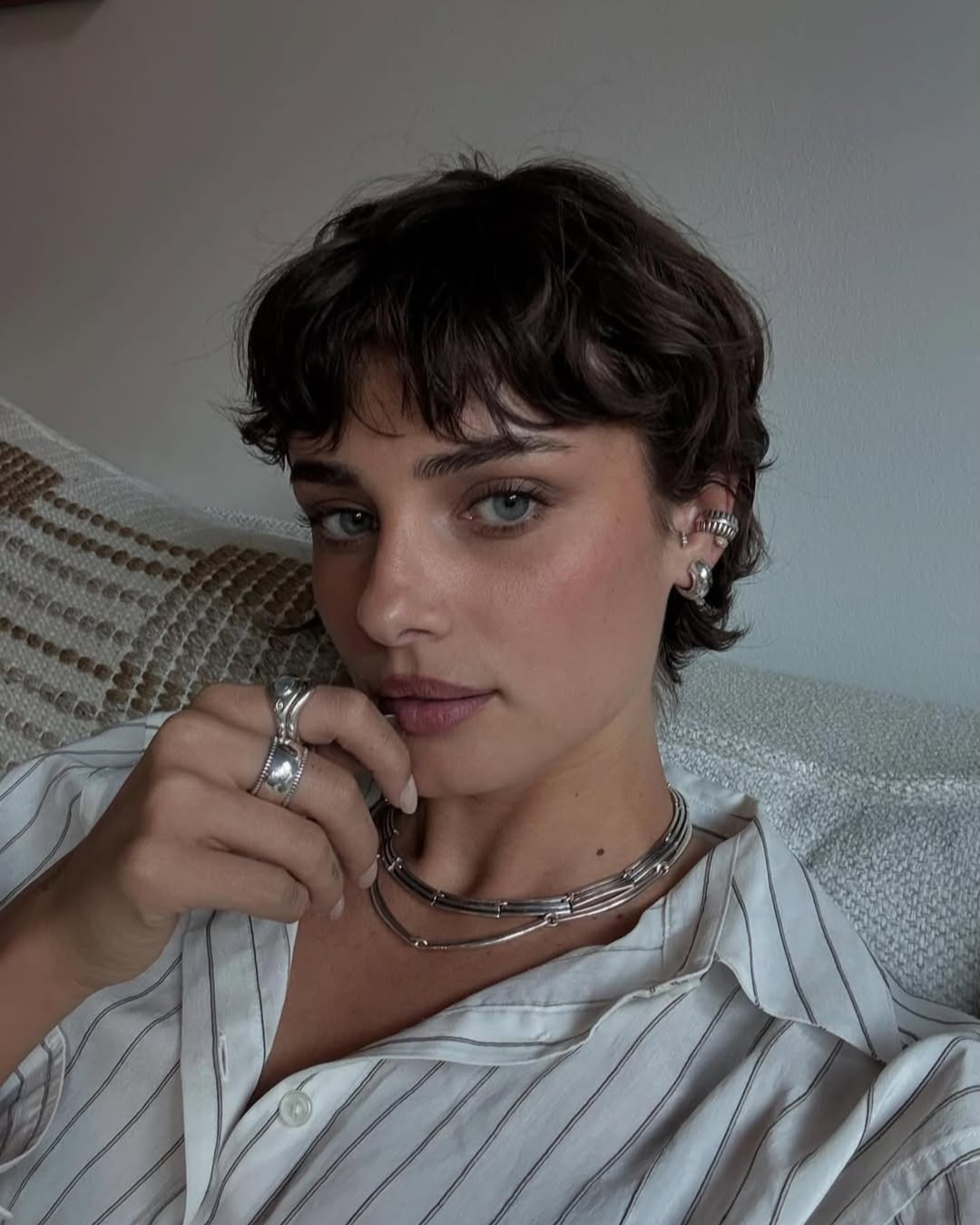 cabelo curto ondulado com franja