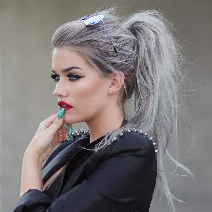 cabelo cacheado platinado