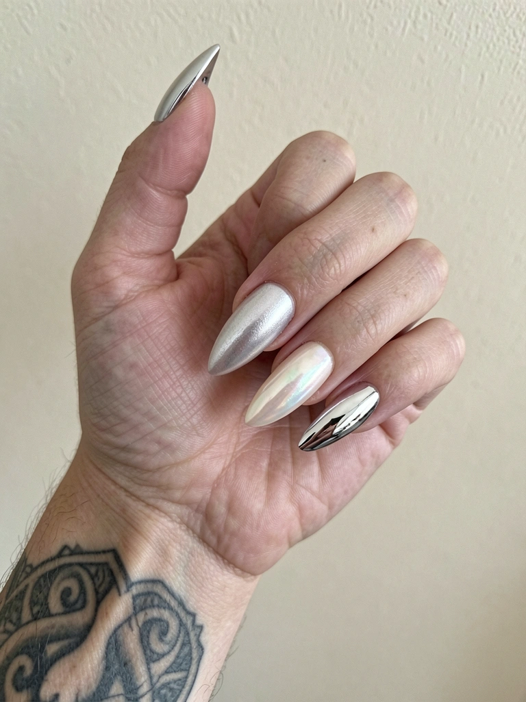 Três unhas lado a lado: uma metálica prateada, uma perolada nacarada e uma cromada espelhada