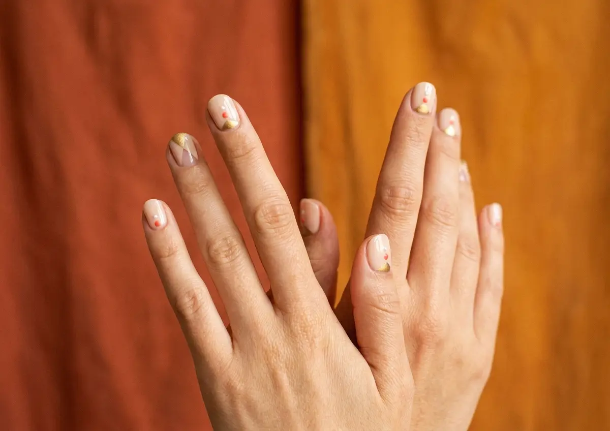unhas curtas com glitter