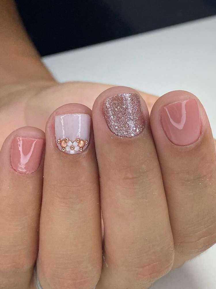 unhas curtas com glitter