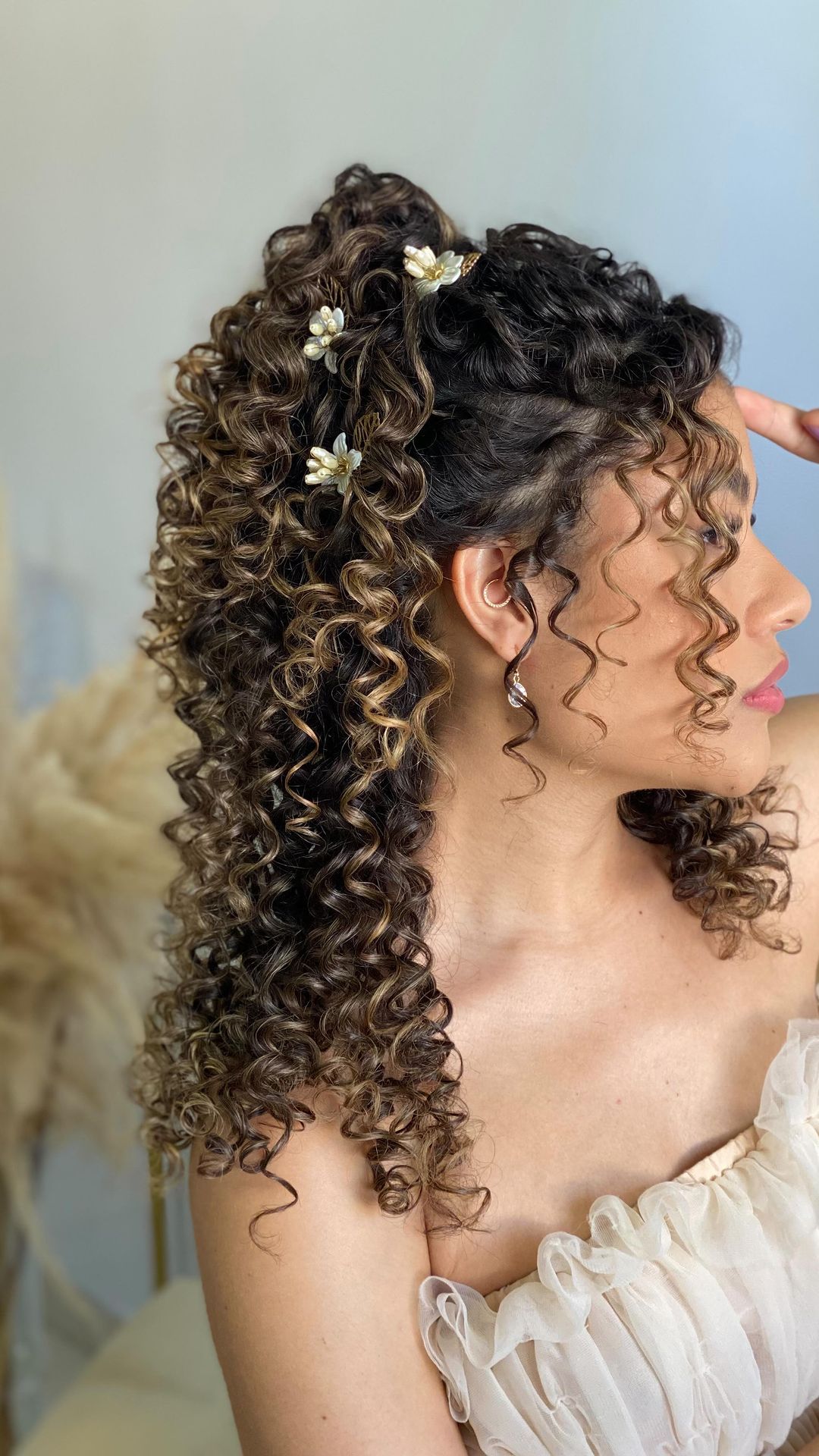 penteado para cachos volumosos