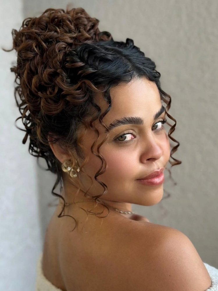 penteado cacheado com faixa