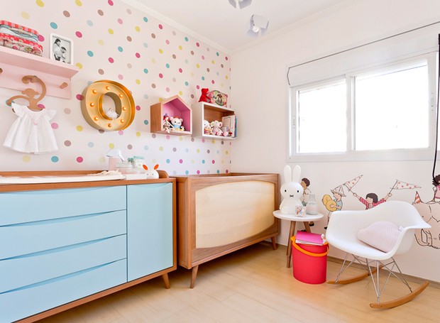 quarto de bebê com tema flores feminino