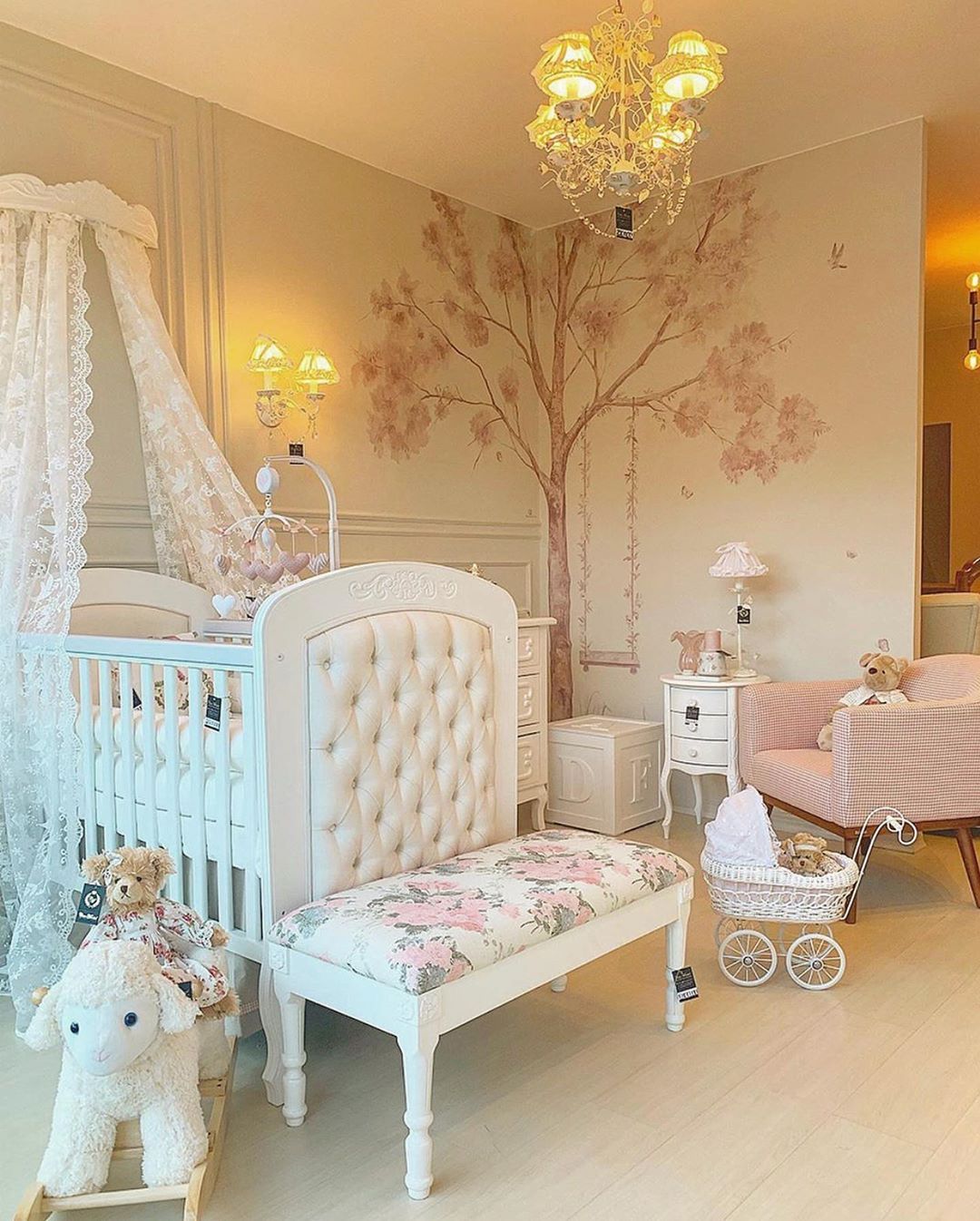 quarto de bebê com tema flores feminino