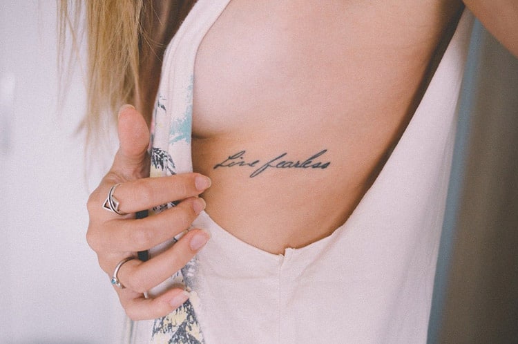tatuagem feminina atrás da orelha