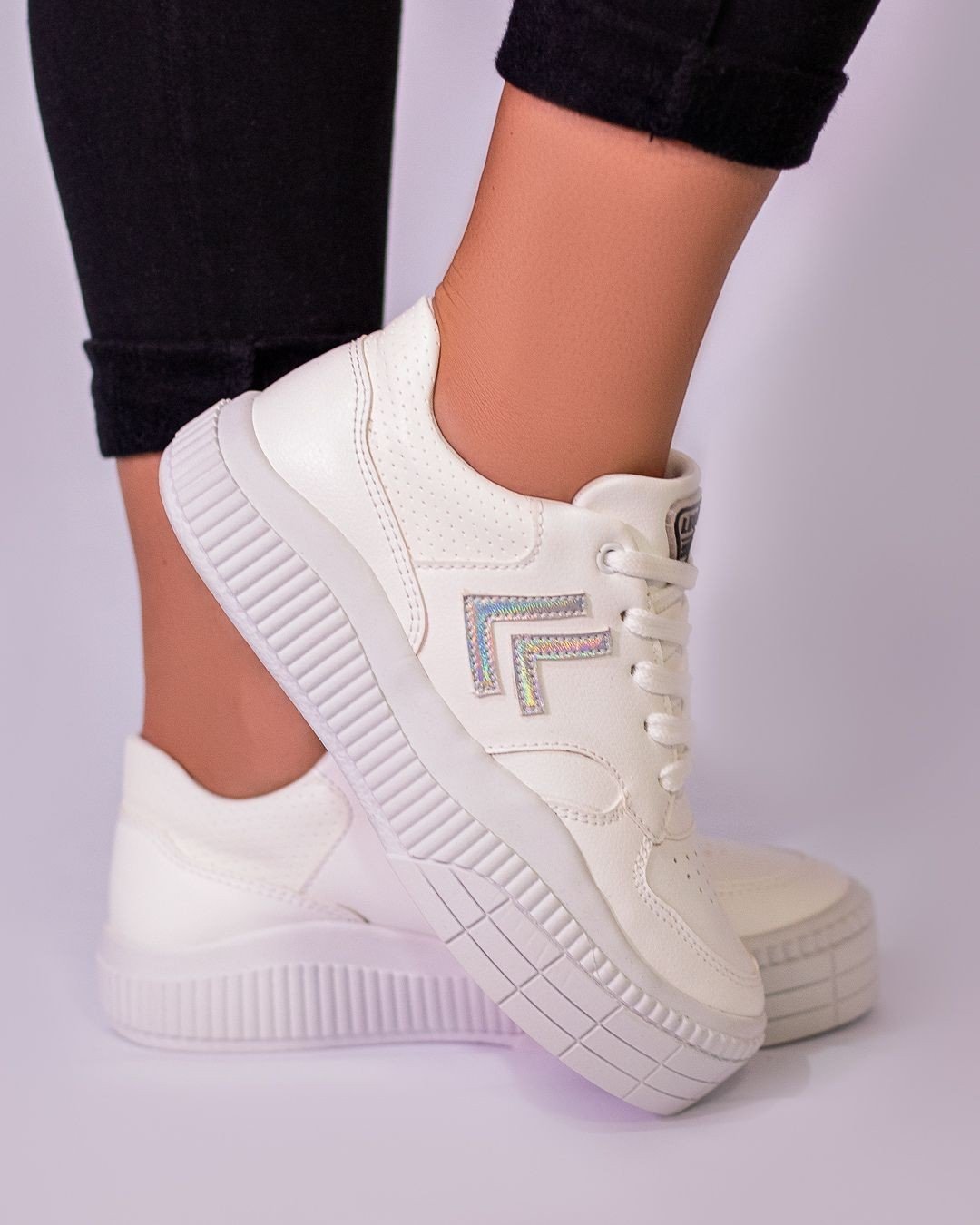 tênis branco feminino minimalista
