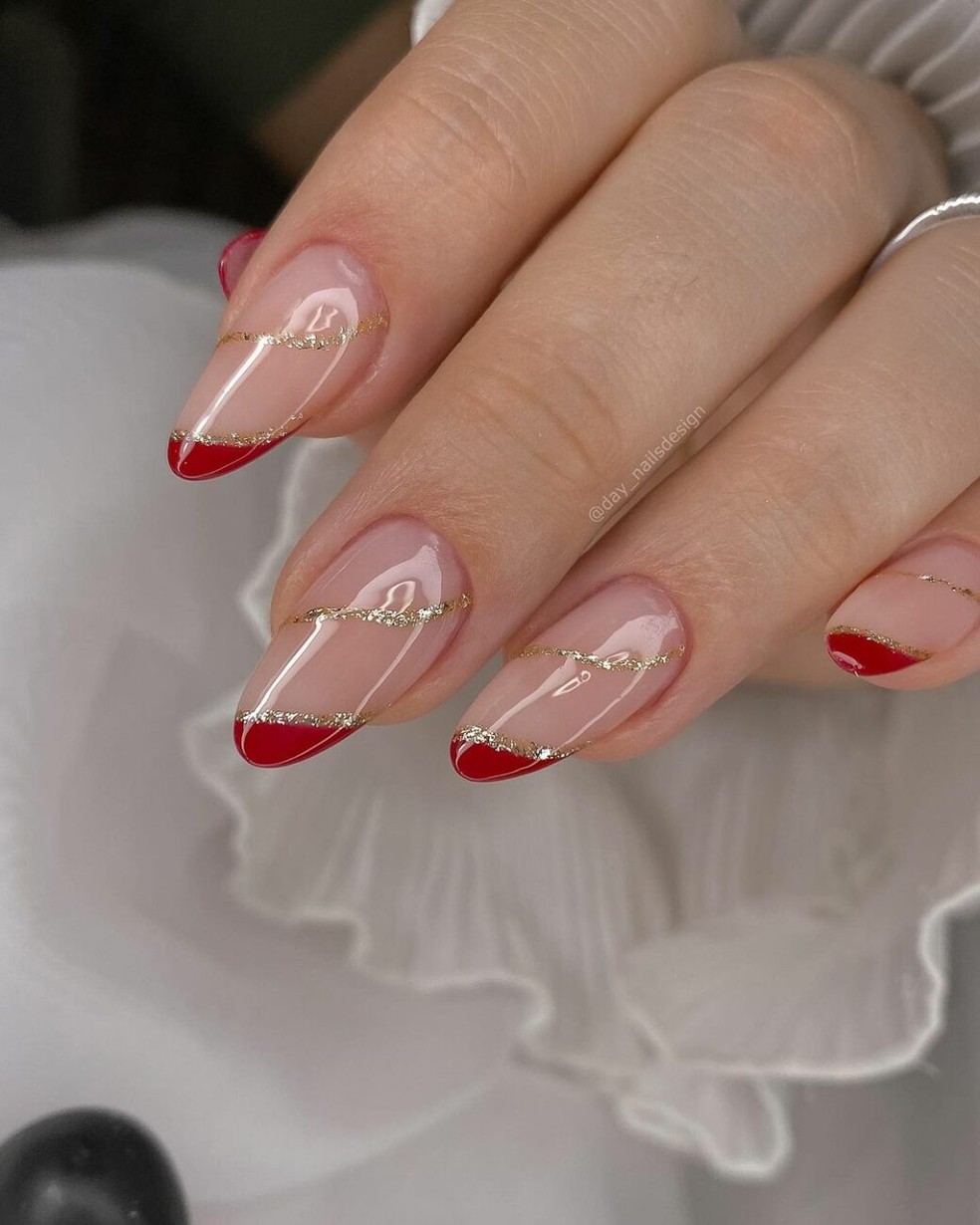 unhas em gel vermelhas minimalistas