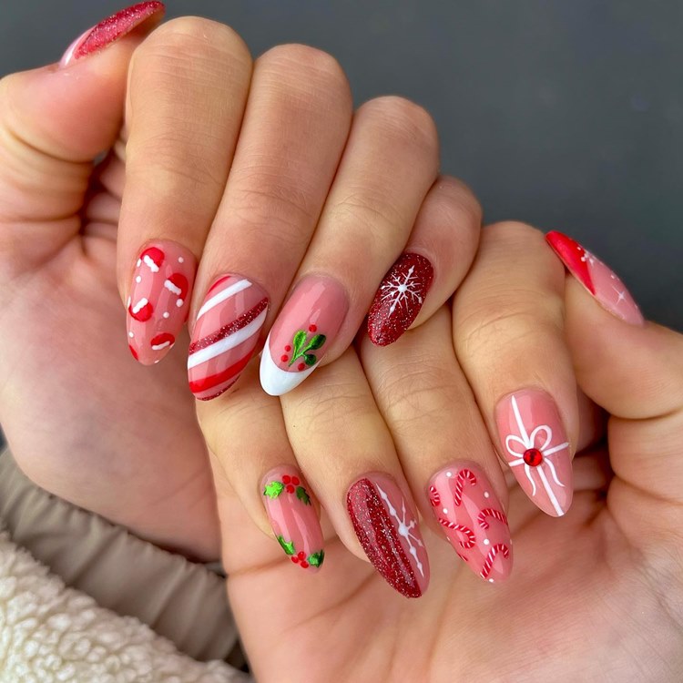 unhas nude com dourado